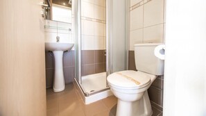 Shower, hair dryer, towels, toilet paper - Pernera holiday apartment - rentprivatevillas 175 (Paralimni)