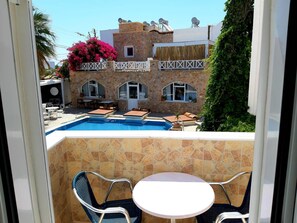 Design Room (Room 16) | Balcony - Summer Holiday by Atalos Suites (Santorini)