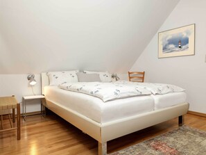 Travel crib, free WiFi