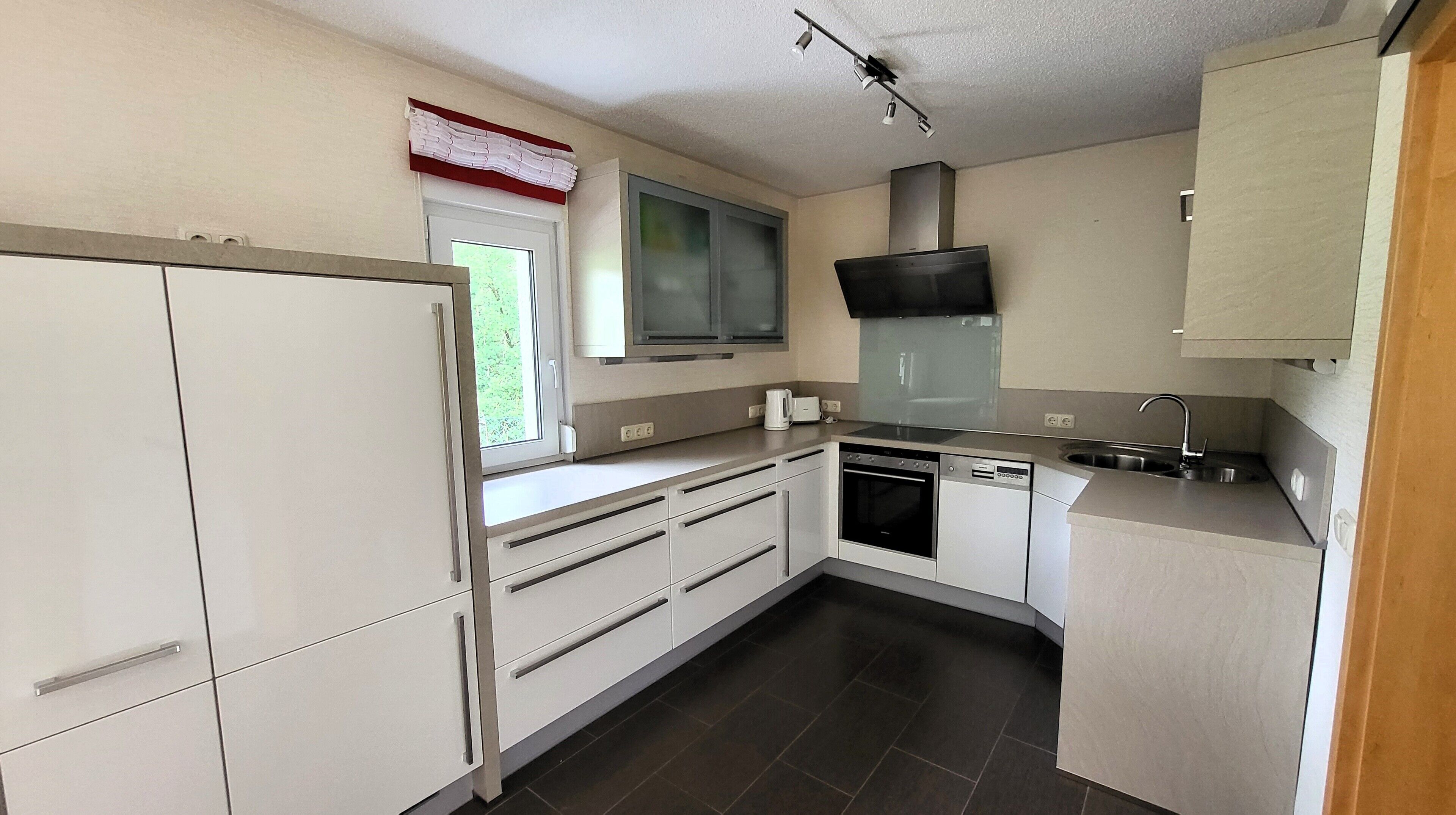 Wasserkocher mit Kaffee-/Teezubehör, Kühlschrank, Mikrowelle, Ofen