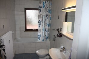 Serviettes fournies, savon, papier toilette
