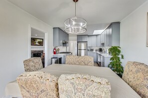 Dining - Gorgeous 3br/1ba home near Ocean Beach (San Francisco)