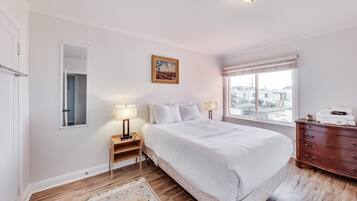 3 bedrooms, desk, iron/ironing board, free WiFi