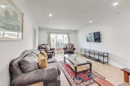 Smart TV . Gorgeous 3br/1ba home near Ocean Beach