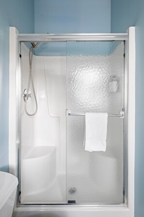 Dusche, Haartrockner, Handtücher, Shampoo