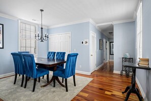 Dining - Downtown | Grill | Sleeps 6 | Steps from King St (Charleston)