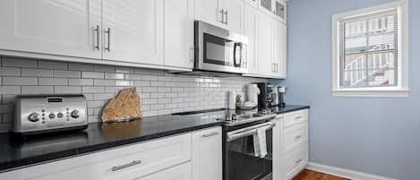Geladeira, micro-ondas, fogão, cooktop
