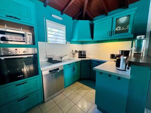 Kjøleskap, mikrobølgeovn, ovn og oppvaskmaskin