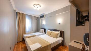 Chambre Triple Classique | Chambres insonorisées, Wi-Fi gratuit, draps fournis