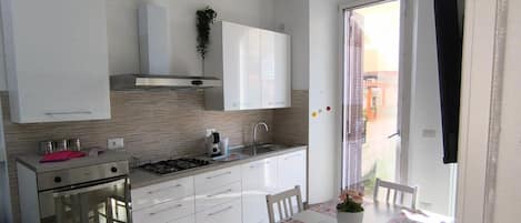 Fridge, oven, stovetop, dishwasher