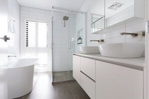 シャワー、ヘアドライヤー、タオル、トイレットペーパー