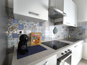 Een koelkast, een oven, een kookplaat, een vaatwasser