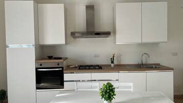 Kylskåp, ugn, kaffe- och tebryggare och vattenkokare