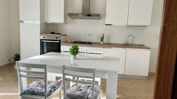 Kylskåp, ugn, kaffe- och tebryggare och vattenkokare