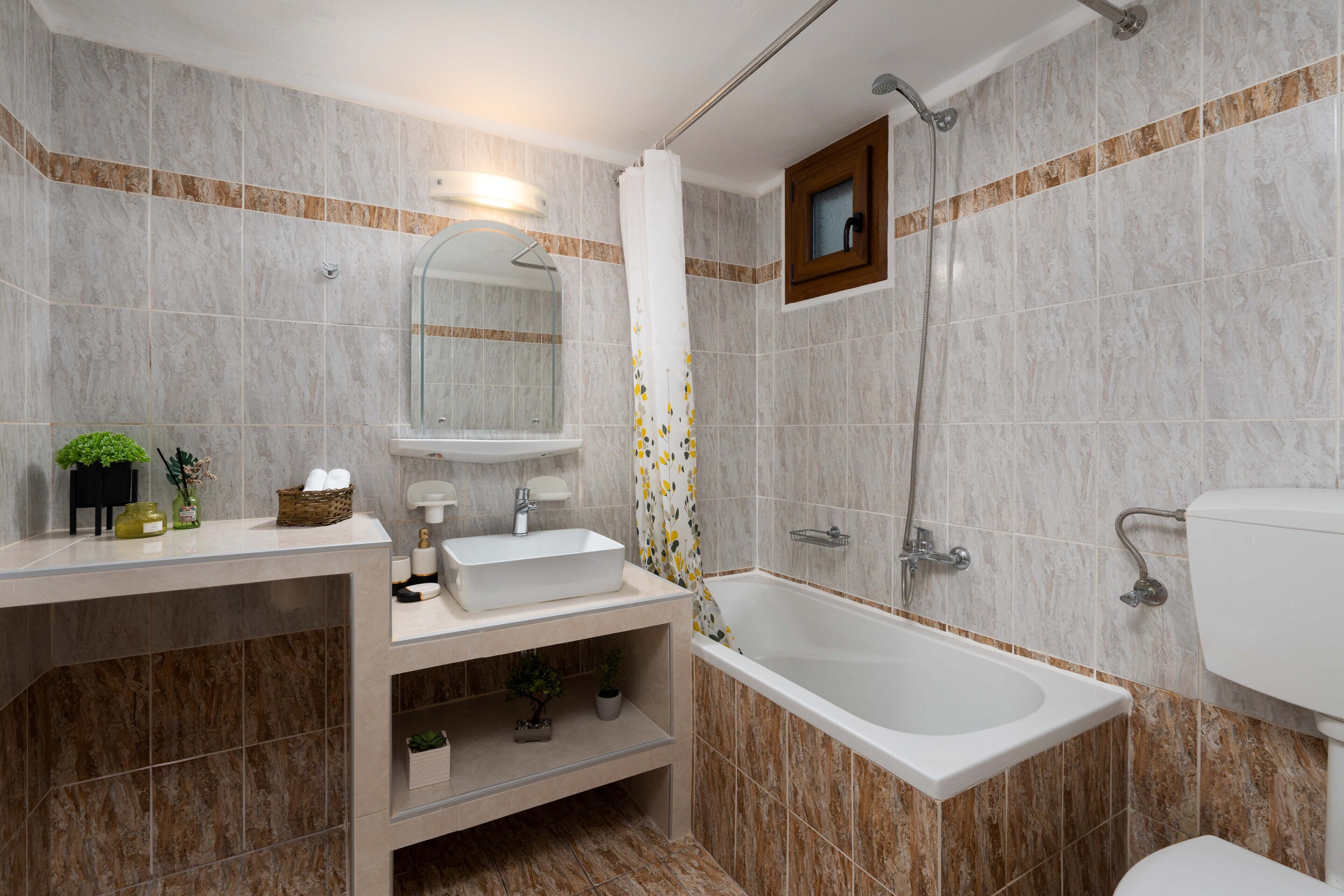 Rumah Klasik | Kamar mandi | Shower, pengering rambut,  dan handuk