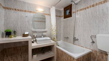 Rumah Klasik | Kamar mandi | Shower, pengering rambut, dan handuk