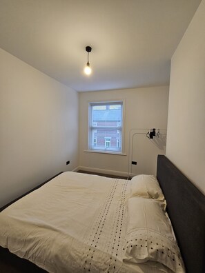 2 bedrooms, desk, WiFi, bed sheets - Cosy Full House In Central Ossett, Next To M1 (Ossett)