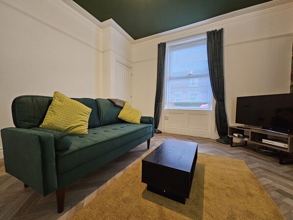 Smart TV - Cosy Full House In Central Ossett, Next To M1 (Ossett)