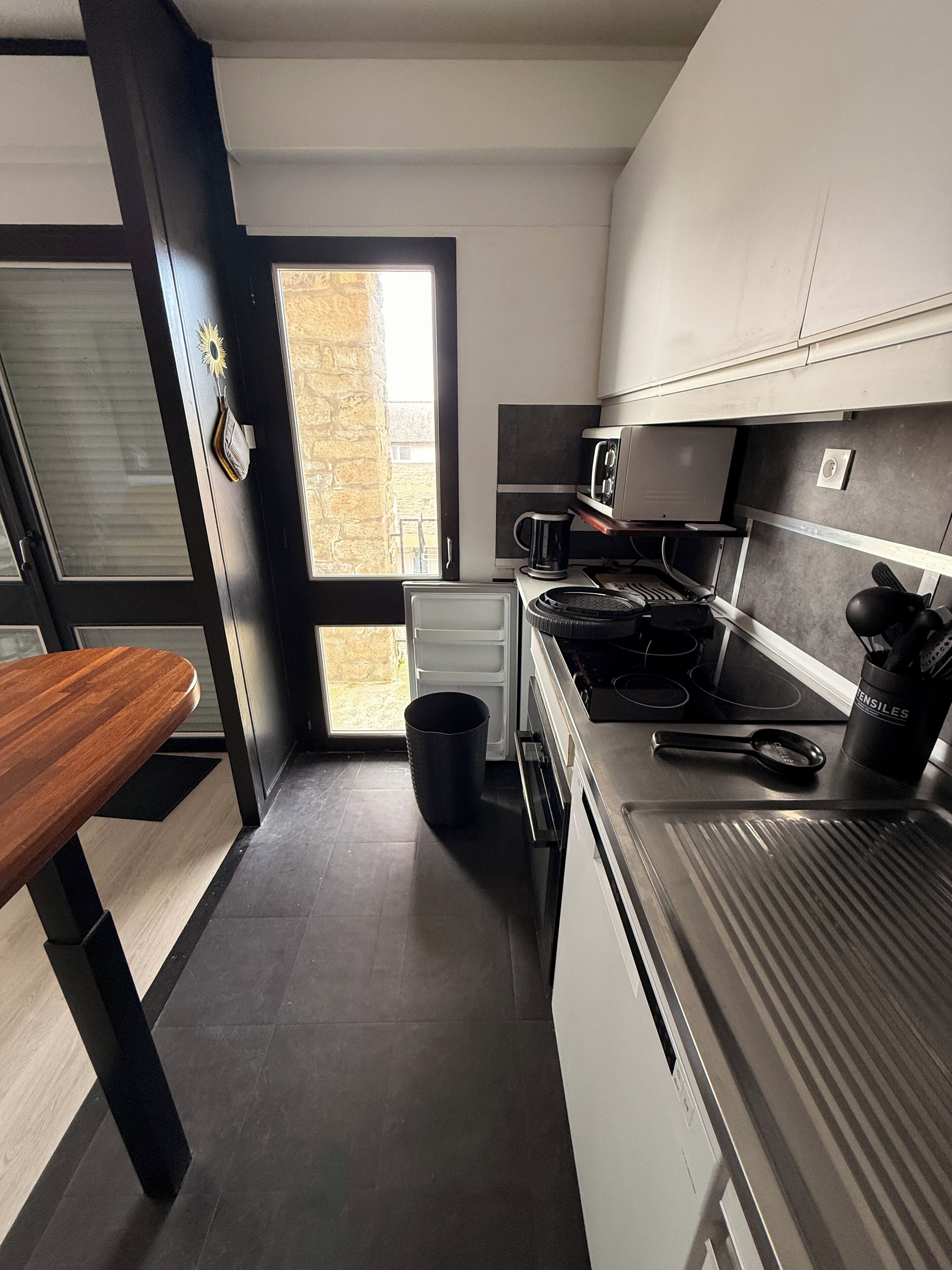 Réfrigérateur, micro-ondes, four, plaque de cuisson