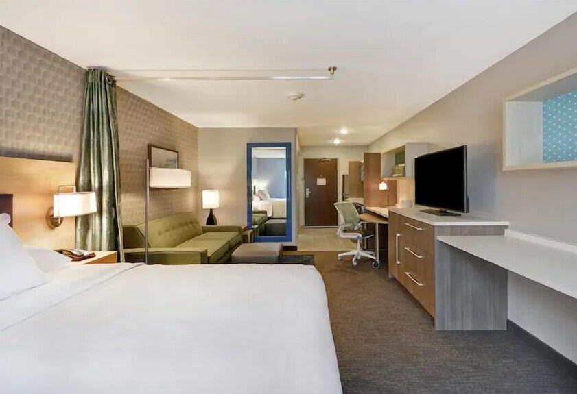 Explore, Rest, Enjoy: Free Breakfast And Parking, Onsite Pool, Pets Allowed - Grand Rapids, MI