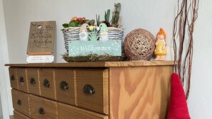 Une commode en bois dotée de nombreux tiroirs et d’une étagère supérieure décorative.