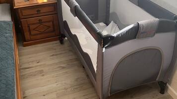 1 Schlafzimmer, Reisekinderbett, kostenloses WLAN, Bettwäsche