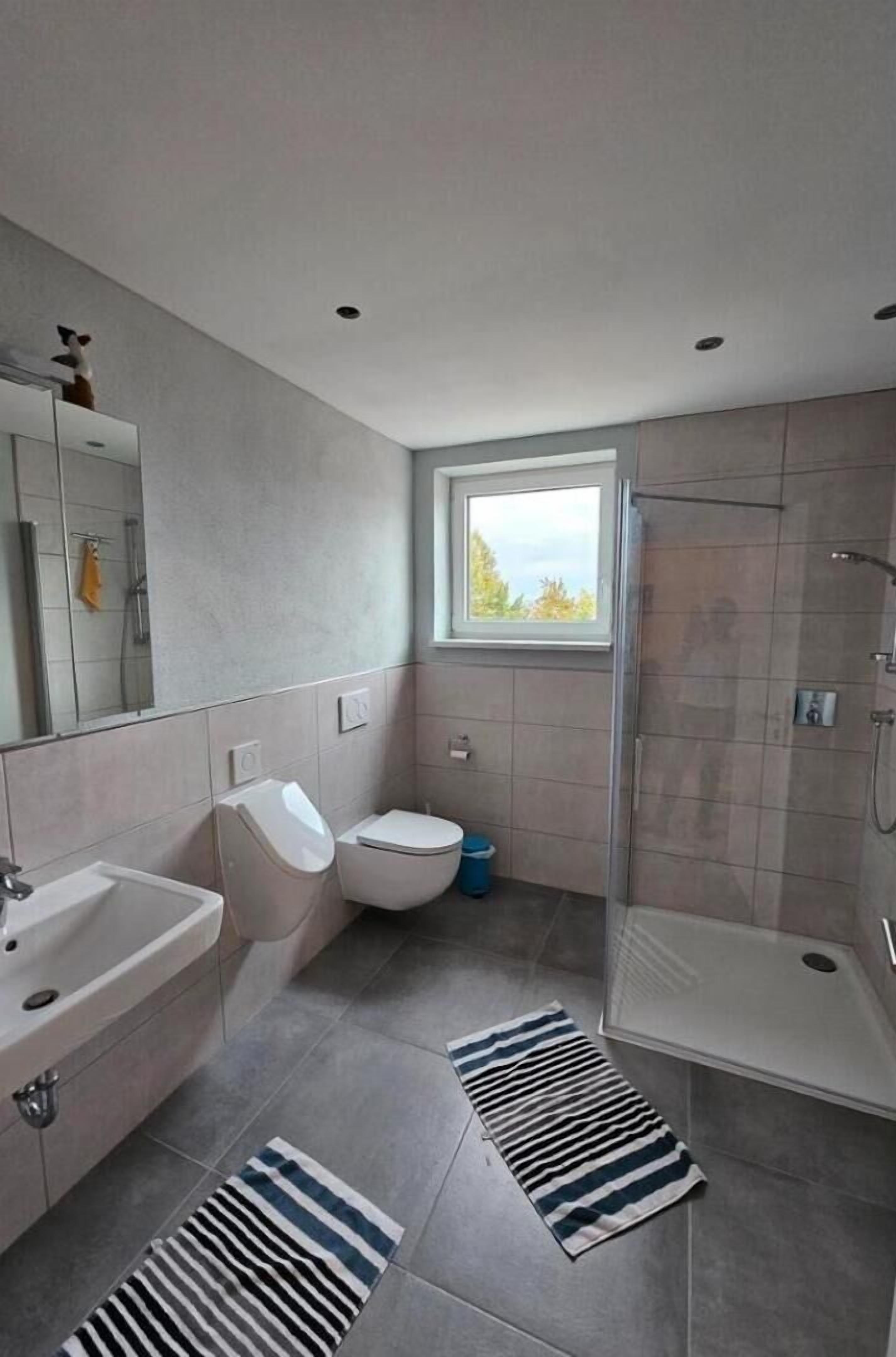 淋浴设施、吹风机、毛巾、肥皂