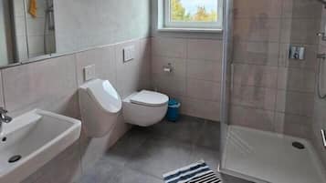 Ducha, secador de pelo, toallas, jabón