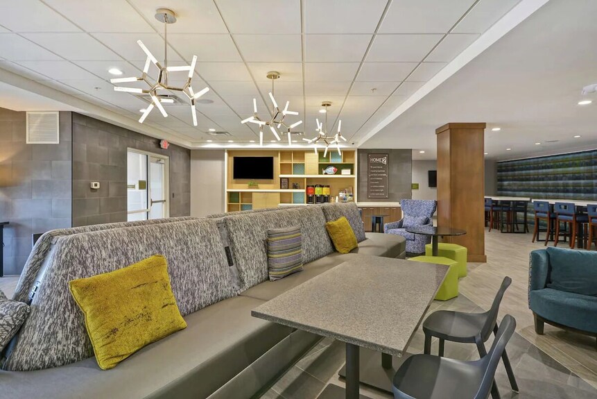 3 Relaxing Units Minutes To Frederik Meijer Gardens | Free Breakfast, Pool! - Grand Rapids, MI