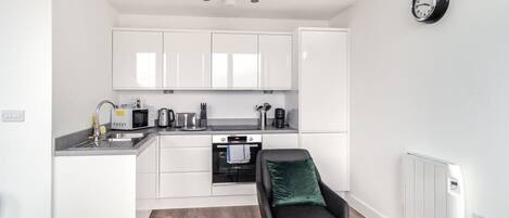 Refrigerador, microondas, horno, placa de cocina