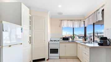 Mikroaaltouuni, uuni, kahvin-/teenkeitin, leivänpaahdin