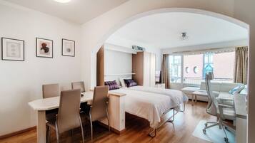 Een strijkplank/strijkijzer, gratis wifi, beddengoed