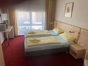 Driepersoonskamer | Een minibar, gratis wifi