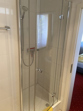 Doppelzimmer | Badezimmer | Haartrockner, Handtücher. Gästehaus Niki