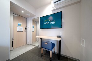 Tremannsrom – superior | Skrivebord, skrivebord for bærbar PC og blendingsgardiner