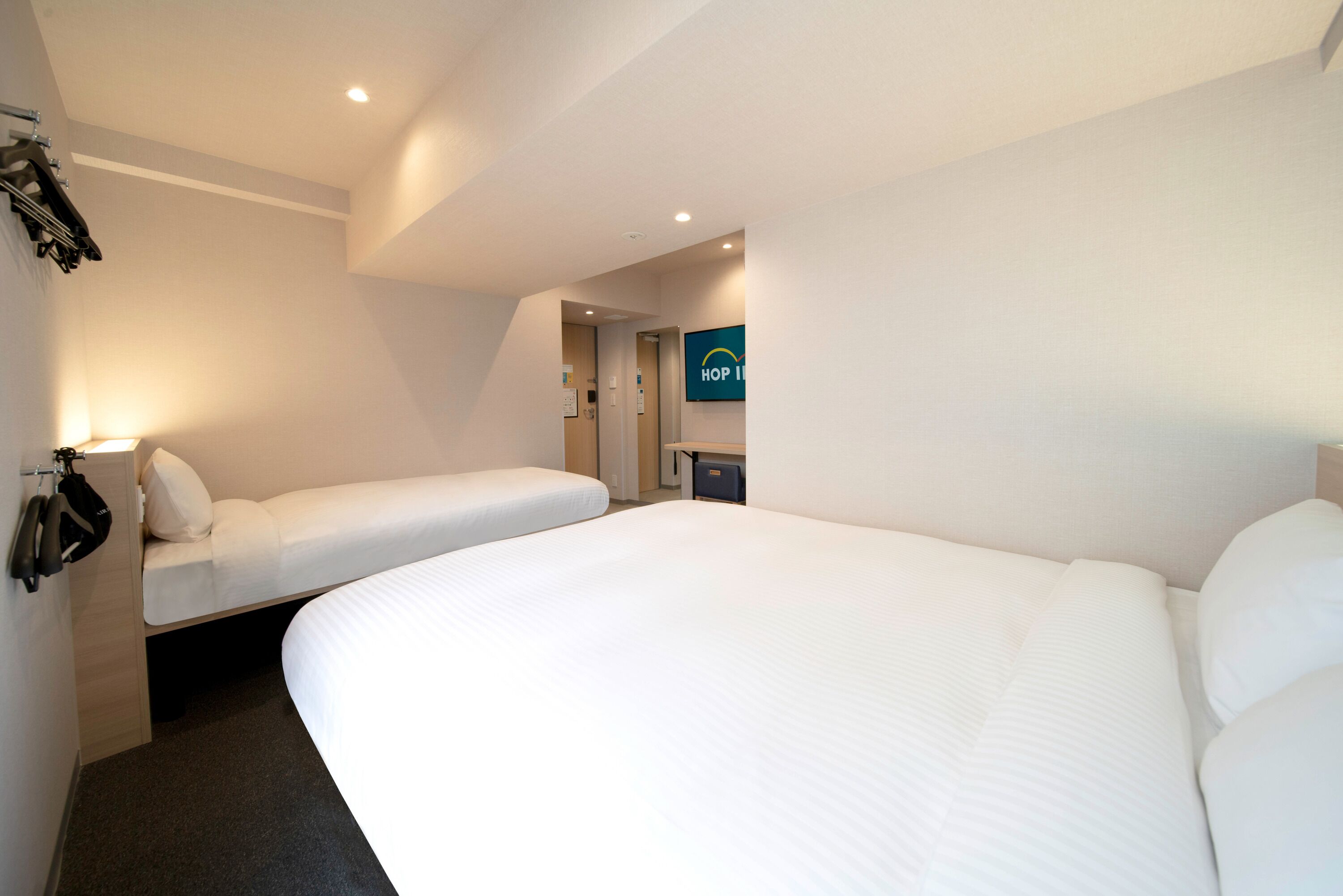 スーペリア トリプルルーム | デスク、ノートパソコン用作業スペース、遮光カーテン、アイロン / アイロン台