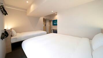 高級三人房 | 書桌、筆電工作空間、遮光布/窗簾、熨斗/熨衣板