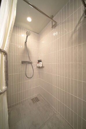 Double Room with Walk-in Shower | 浴室 | 免费洗浴用品、吹风机、拖鞋、电子马桶