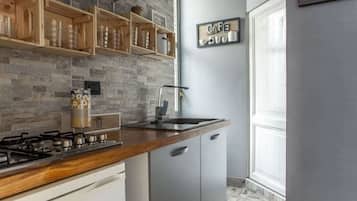 Kühlschrank, Mikrowelle, Herdplatte, Wasserkocher mit Kaffee-/Teezubehör