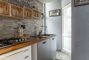 Een koelkast, een microgolfoven, een kookplaat