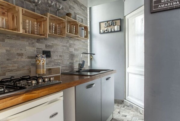 Een koelkast, een microgolfoven, een kookplaat