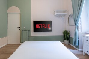 1 bedroom, desk, iron/ironing board, free WiFi - Chic Roman Holiday Retreat Near Iconic Landmarks (Roma)