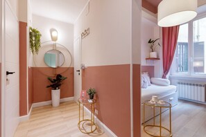 1 bedroom, desk, iron/ironing board, free WiFi - Chic Roman Holiday Retreat Near Iconic Landmarks (Roma)