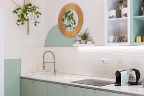 Køleskab, mikrobølgeovn, kaffe-/temaskine, højstol