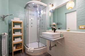 Hair dryer, towels - Chic Roman Treasure Steps From the Colosseum (Roma)