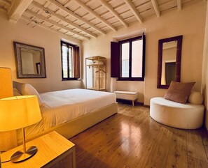 2 bedrooms, iron/ironing board, free WiFi, bed sheets - Rome's Chic Apt: Steps From History (Roma)
