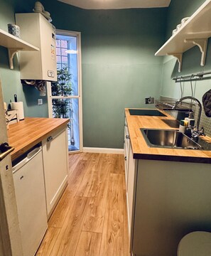 Kjøleskap, mikrobølgeovn, kaffetrakter/tekoker og kjøkkenutstyr