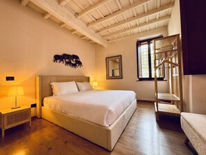 2 bedrooms, iron/ironing board, free WiFi, bed sheets - Rome's Chic Apt: Steps From History (Roma)