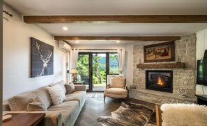 Smart TV, fireplace