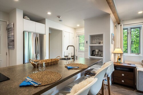 Simple & Luxe Condo with View